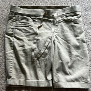 Mid-Rise Khaki Shortd